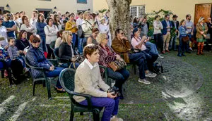 Las Palmas de Gran Canaria, 13 de diciembre de 2016. El consejero de Educación y Juventud, Miguel Montero, asistió al encuentro ‘La escuela rescatando las voces de la orilla (Mujeres de sal)’, protagonizado por el alumnado del IES Santiago Santana de Arucas.
El objetivo de esta iniciativa insular es que los escolares rescaten relatos de sus antepasados o conocidos relativos a familias que quedaron a la espera de sus allegados emigrantes, así como desarrollar actividades de difusión y sensibilización que sirvan como herramientasdidáctica para futuros trabajos etnográficos.CABILDO/J.PÉREZ CURBELO