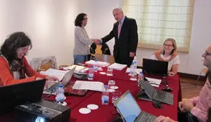 El delegado de la Xunta, José Ramón Ónega, saludando a los miembros del equipo del Proyecto EMPATTICS