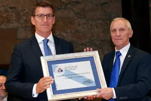 GRA211. OVIEDO, 17/09/2017.-El presidente de la Xunta de Galicia, Alberto N˙Òez FeijÛo, (i), recibio de manos del presidente de la AsociaciÛn DÌa de Galicia en Asturias, Manuel Fern·ndez un diploma y la insignia de oro y brillantes. EFE/Alberto Morante