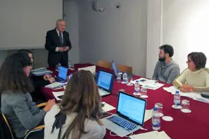 El delegado de la Xunta y director de la Casa de Galicia, José Ramón Ónega, cambia impresiones con la directora de Acción Social, María Isabel Pérez Martínez