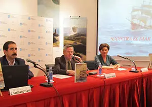 El escritor Santiago Llovo Taboada, el coordinadora de Actividades de la Casa, Ramón Jiménez, y la editora Lucila Ventoso en la presentación