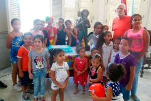Cuba Valadouro-El presidente con los niños