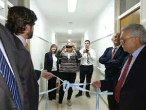 Corte de cintas por el Cónsul General de España y el Consejero de Trabajo, Migraciones y Seguridad Social de la Embajada de España