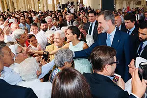 Don Felipe y Doña Letizia reciben el saludo de las personas asistentes a la recepción a la colectividad española residente en la República de Cuba