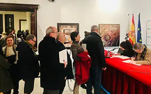 6. Autor e ilustradora firmaron ejemplares una vez terminada la presentación