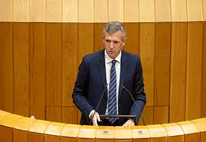 O vicepresidente primeiro e conselleiro de Presidencia, Xustiza e Turismo, Alfonso Rueda, intervén no pleno sobre o debate de totalidade do proxecto da Lei reguladora da acción exterior e cooperación para o desenvolvemento de Galicia.
