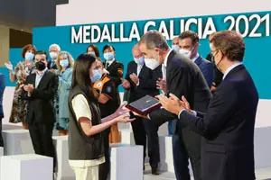 Su Majestad el Rey hace entrega del galardón a Doña Yolanda Moares