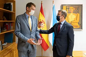 O presidente da Xunta, Alberto Núñez Feijóo, reúnese co embaixador do Reino Unido, Hugh Elliott, no seu despacho do Parlamento de Galicia. Santiago de Compostela, 28/9/2021.