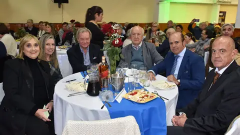 Uru.Irmandade mesa-embaj