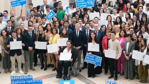 O presidente da Xunta, Alfonso Rueda, acompañado do conselleiro de Emprego, Comercio e Emigración, José González, e o conselleiro de Educación, Ciencia, Universidades e FP, Román Rodríguez, asiste á entrega de diplomas dos beneficiarios do programa BEME 2023/2024 (Bolsas de Excelencia Mocidade Exterior). Cidade da Cultura, 11/6/24.