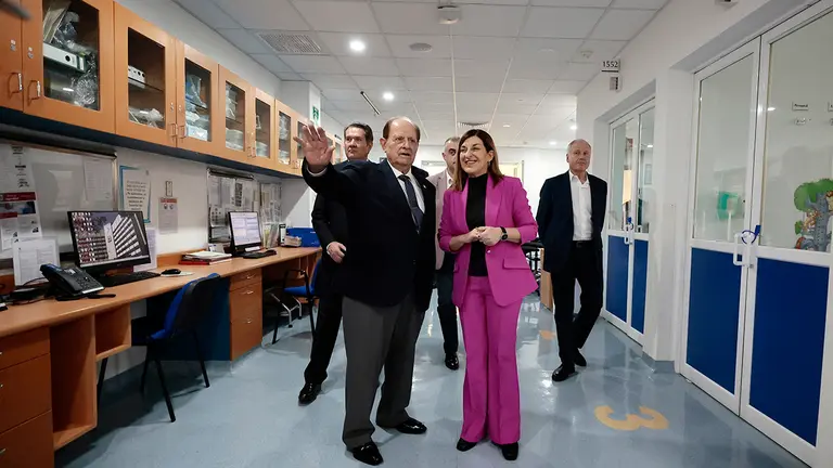 MEX00. CIUDAD DE MÉXICO (MÉXICO), 16/01/2025.-  La presidenta del Gobierno de Cantabria, María José Sáenz de Buruaga (d), visita el Hospital Español de la Ciudad de México acompañada por el presidente de la institución Daniel Suárez (i)  hoy, jueves 16 de enero de 2025. EFE/José Méndez