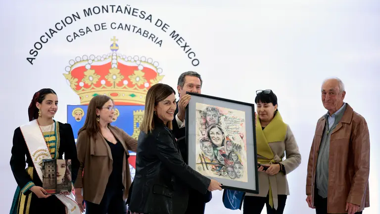 MEX00. CIUDAD DE MÉXICO (MÉXICO), 16/01/2025.-  La presidenta del Gobierno de Cantabria, María José Sáenz de Buruaga (c) recibe unos presentes otorgados por la Asociación Montañesa de México durante un acto celebrado en Ciudad de México  hoy, jueves 16 de enero de 2025. EFE/José Méndez