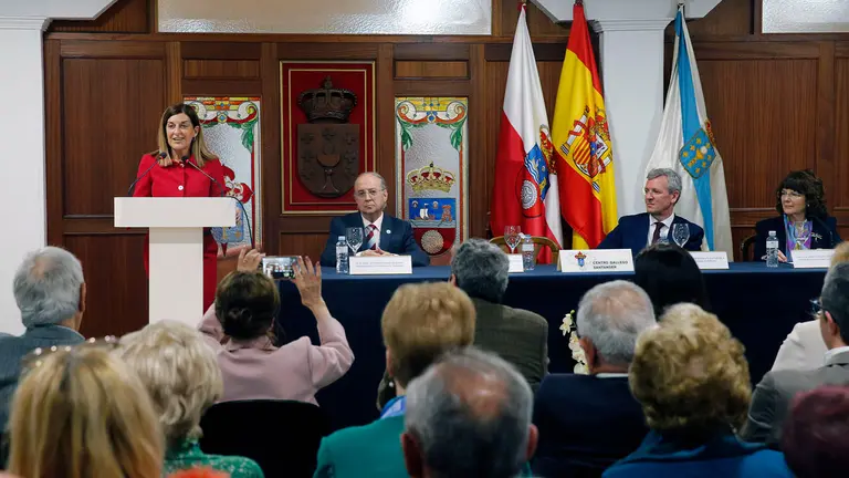 La presidenta de Cantabria, María José Sáenz de Buruaga, asiste al nombramiento como socio de honor del Centro Gallego al presidente de la Xunta de Galicia, Alfonso Rueda.
3 abr 25