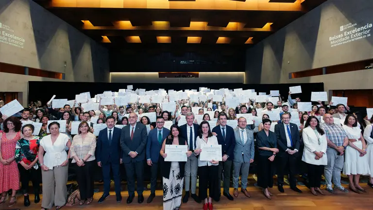 O titular do Executivo galego, Alfonso Rueda, acompañado polo conselleiro de Educación, Ciencia, Universidades e Formación Profesional, Román Rodríguez, e polo conselleiro de Emprego, Comercio e Emigración, José González, asiste á entrega de diplomas e encontro cos beneficiarios do programa Bolsas de Excelencia Mocidade Exterior (BEME) 2024/2025. Palacio de Congresos e Exposicións de Galicia (Santiago de Compostela) 18/06/25.