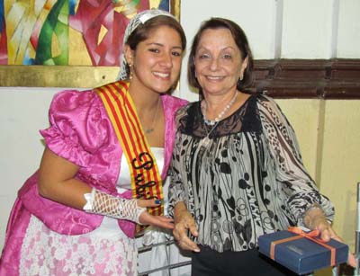 La pubilla entrega el presente a Mariana de Mainou, que lo recibió en nombre de su esposo, Joan Manuel Mainou Oro, expresidente (2010-2011). La pubilla entrega el presente a Mariana de Mainou, que lo recibió en nombre de su esposo, Joan Manuel Mainou Oro, expresidente (2010-2011).