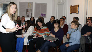 Beatriz de las Heras, durante su disertación en la sala Antonio Soto, de la Federación de Sociedades Gallegas.