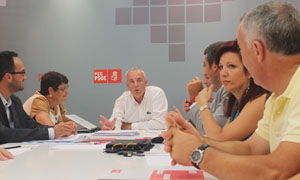 Un momento de la reunión de Pachi Vázquez con el grupo de trabajo de Emigración. Un momento de la reunión de Pachi Vázquez con el grupo de trabajo de Emigración.