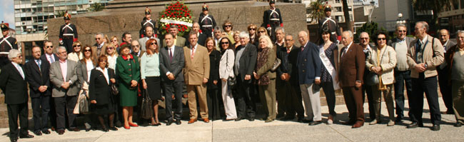 El embajador e integrantes de la colectividad ante la ofrenda a Artigas.