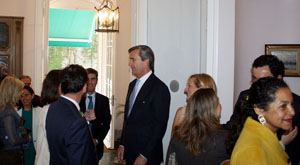 El embajador recibe a los invitados.