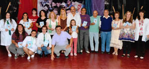 Foto de familia de los participantes en el acto. 