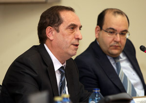Valeriano Martínez, secretario xeral de la Presidencia, presentó los presupuestos de su departamento. Valeriano Martínez, secretario xeral de la Presidencia, presentó los presupuestos de su departamento.