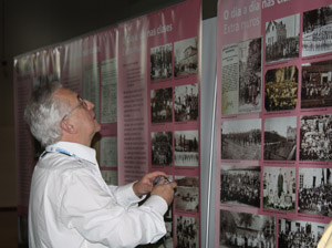 Uno de los emigrantes que acudió al Consello de Comunidades observa la muestra. Uno de los emigrantes que acudió al Consello de Comunidades observa la muestra.