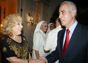 Miras Portugal saluda a la artista Rosita Fornés. 