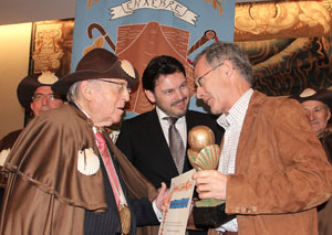 Ángel Carracedo recibe su galardón, en presencia de Rodríguez Miranda. Ángel Carracedo recibe su galardón, en presencia de Rodríguez Miranda.