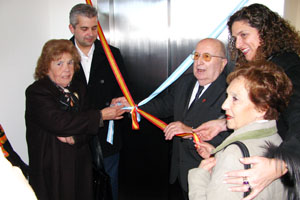 Corte de las cintas de la inauguración del ascensor.