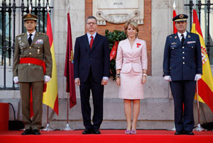 Alberto Ruiz-Gallardón y Esperanza Aguirre presidieron la parada militar con motivo del Día de la Comunidad.