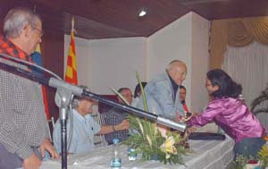 El presidente honorario de la Agrupación Aragonesa, José María Ariño Espada (†), impone la distinción ‘Consecuentes con Aragón’ a Trina Lugo Moreno, coordinadora de Atención a los Aragoneses, el pasado año. El presidente honorario de la Agrupación Aragonesa, José María Ariño Espada (†), impone la distinción ‘Consecuentes con Aragón’ a Trina Lugo Moreno, coordinadora de Atención a los Aragoneses, el pasado año.