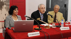María del Carmen Martín Rubio, con José Ramón Ónega –a su izda.– y el senador Gabriel Elorriaga, en la charla en la Casa de Galicia de Madrid. María del Carmen Martín Rubio, con José Ramón Ónega –a su izda.– y el senador Gabriel Elorriaga, en la charla en la Casa de Galicia de Madrid.
