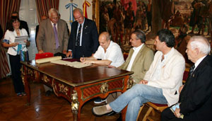 El ministro de Cultura de la ciudad de Buenos Aires refrenda el acuerdo firmado por los presidentes de las asociaciones de amigos de Avenida de Mayo y La Gran Vila, junto a Claudio Avruj, Pedro Bello, Benito Blanco y Mariana Vicat.