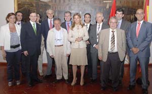 Victoria Cristóbal posa con los asistentes al Pleno del Consejo de Madrileños en el Extranjero.