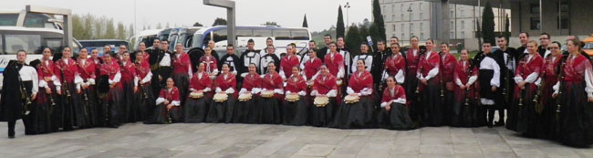 Foto de familia dos integrantes da Banda de Gaitas ‘Xuntanza’ no exterior do Pazo de Congresos e Exposicións de Galicia. Foto de familia dos integrantes da Banda de Gaitas ‘Xuntanza’ no exterior do Pazo de Congresos e Exposicións de Galicia.