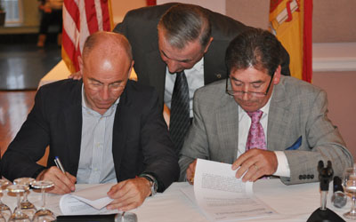 Santiago Camba y José Gil firman el convenio de colaboración. Santiago Camba y José Gil firman el convenio de colaboración.