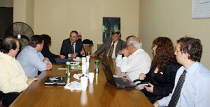 Un momento del encuentro entre directivos de AEGA y Geraldo Travi. Un momento del encuentro entre directivos de AEGA y Geraldo Travi.