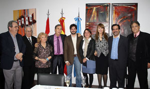Celebración Día Madrid y Fiesta Patronales de San Isidro en el Centro de Madrileños de Argentina. Directivos de la entidad posan junto al consejero de Educación de la Embajada de España y la presidenta de la Federación de Sociedades Castellana