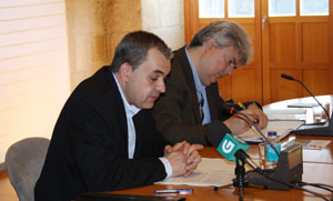 Ramón Nicolás –en primer término–, acompañado por Xosé Manoel Núñez Seixas, durante su intervención. Ramón Nicolás –en primer término–, acompañado por Xosé Manoel Núñez Seixas, durante su intervención.