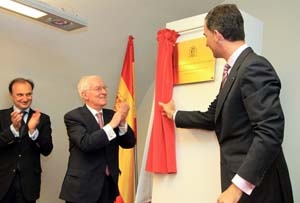El Príncipe descubre la placa conmemorativa de la inauguración. El Príncipe descubre la placa conmemorativa de la inauguración.