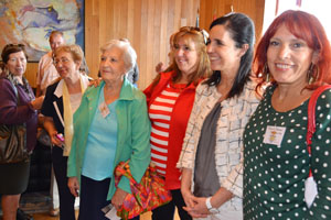La presidenta del Parlamento con algunas de las mujeres de la Casa de Ourense. La presidenta del Parlamento con algunas de las mujeres de la Casa de Ourense.