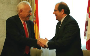 García-Margallo y Juan Vicente Herrera se saludan durante el acto de la firma de protocolo. García-Margallo y Juan Vicente Herrera se saludan durante el acto de la firma de protocolo.