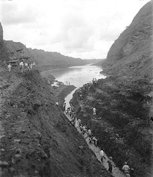 Trabajadores que faenaron en la apertura del Canal de Panamá en octubre de 1913. Trabajadores que faenaron en la apertura del Canal de Panamá en octubre de 1913.