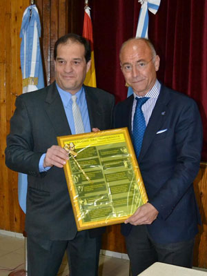 Santiago Camba recibe en Comodoro Rivadavia el decálogo del inmigrante. Santiago Camba recibe en Comodoro Rivadavia el decálogo del inmigrante.