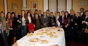 Directivos del Centro Montañés posan junto a representantes de asociaciones de la colectividad, en el Día del Aniversario. Directivos del Centro Montañés posan junto a representantes de asociaciones de la colectividad, en el Día del Aniversario.