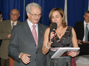 Begoña Serraño, en Argentina, junto a Antonio Nespral, presidente del Centro Asturiano de Buenos Aires. Begoña Serraño, en Argentina, junto a Antonio Nespral, presidente del Centro Asturiano de Buenos Aires.