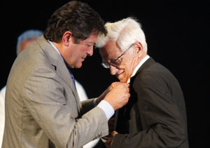 El presidente del Principado entrega la primera medalla de oro de Mierenses en el Mundo al Padre Ángel. El presidente del Principado entrega la primera medalla de oro de Mierenses en el Mundo al Padre Ángel.