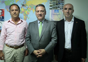 De izda. a dcha.: Carlos Santa-Cruz, Alfredo Prada y Ricardo Angosa, español residente en Colombia, que acompañó a Santa-Cruz. De izda. a dcha.: Carlos Santa-Cruz, Alfredo Prada y Ricardo Angosa, español residente en Colombia, que acompañó a Santa-Cruz.