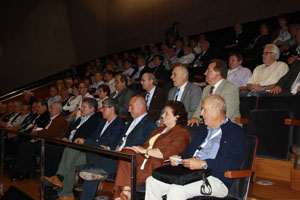 El secretario xeral siguió, junto con el resto de miembros del Consello, el recuento electoral. El secretario xeral siguió, junto con el resto de miembros del Consello, el recuento electoral.