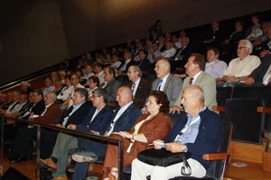 Camba siguió, junto a los asistentes al Pleno, el recuento de votos para la Comisión Delegada. Camba siguió, junto a los asistentes al Pleno, el recuento de votos para la Comisión Delegada.